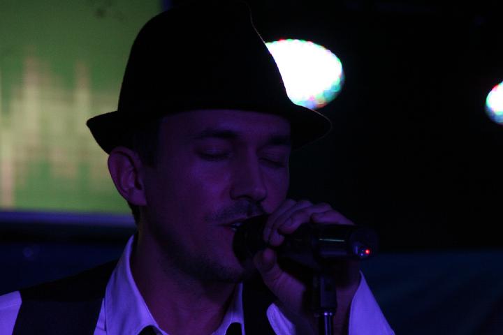 2008-11-28 M3_live at replugged 044.jpg